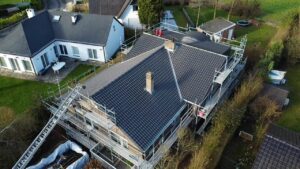 Maison équipée d’une toiture rénovée avec soin, garantissant protection, isolation et durabilité dans le temps.