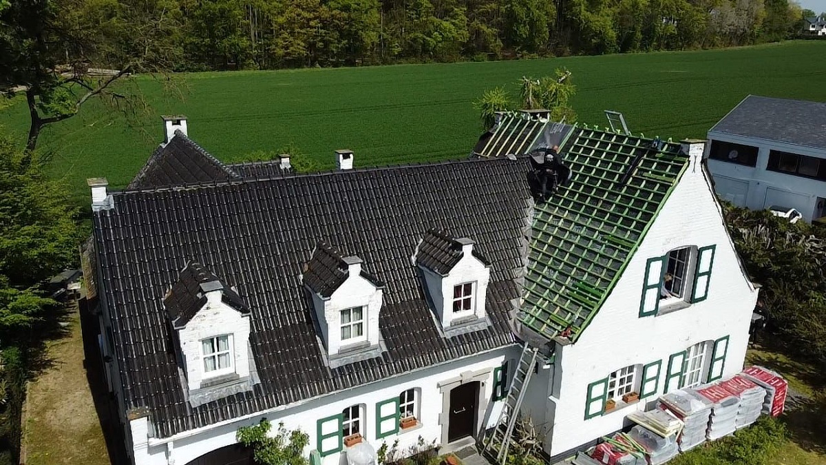 Travaux de rénovation de toiture réalisés par Dépann'Toit, couvreurs qualifiés à Bruxelles et Brabant Wallon, spécialistes des toitures en tuiles et ardoises
